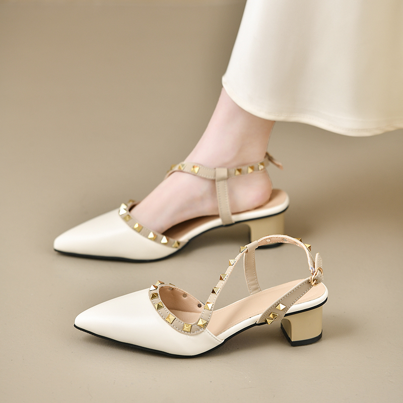 Metallic Heel Sandal - 女性用光沢バックルストラップ付きファッショナブルサンダル、欧米風トレンドシューズ、クローズドトゥ、ゴールドスタッズ