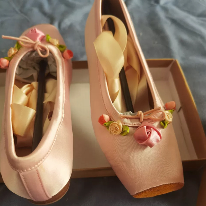 Ribbon Tie Heel - 女性用ピンクサテンスクエアトゥローヒールメリージェーンシューズ、ローズフラワーリボンタイ、バレエフラットパンプス、スイートパーティー、ウェディングシューズ