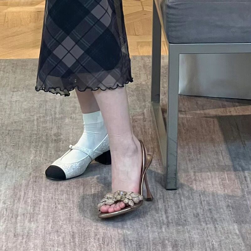 レディースサンダル　ポインテッドトゥ　ゴールドフラワー　フェ - Metallic Heel Sandal のレビューと価格