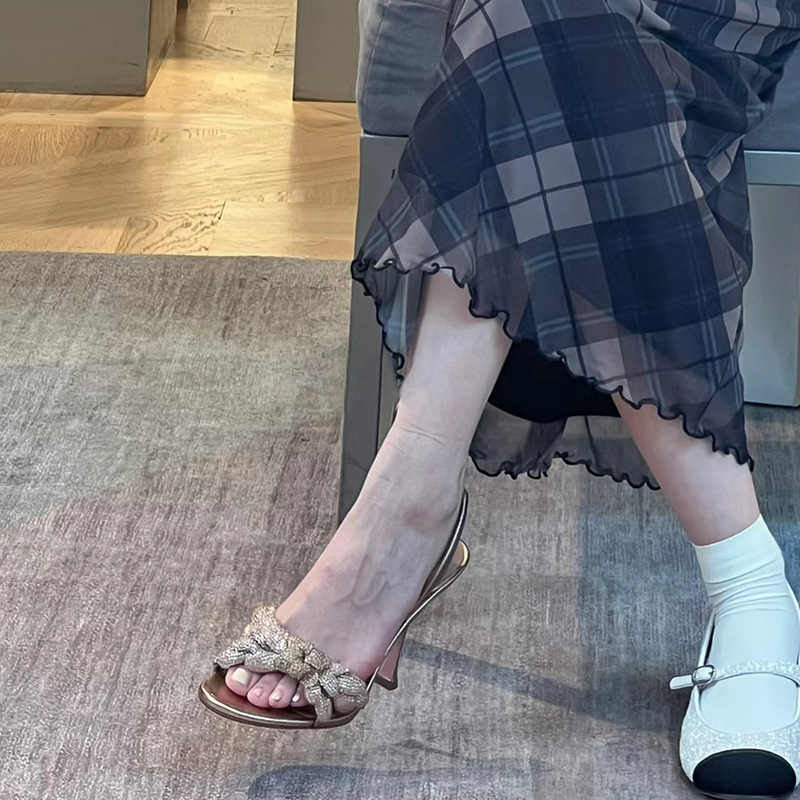 レディースサンダル　ポインテッドトゥ　ゴールドフラワー　フェ - Metallic Heel Sandal のレビューと価格