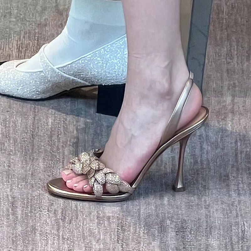 レディースサンダル　ポインテッドトゥ　ゴールドフラワー　フェ - Metallic Heel Sandal のレビューと価格