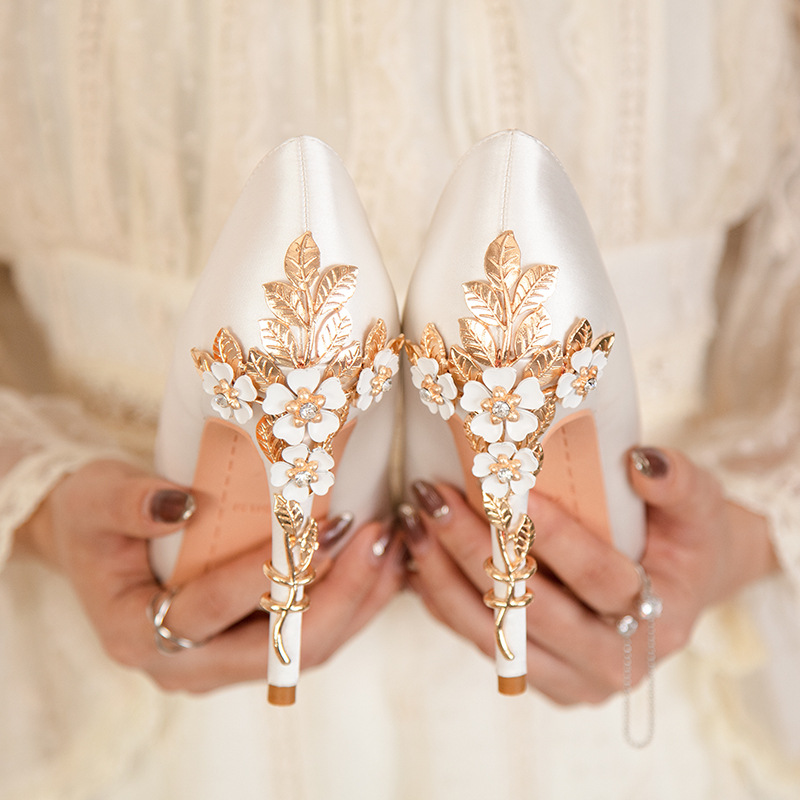 先のとがったシルクの花のヒールのクリスタルの靴,女性のための - Women Shoes Ysl のレビューと価格