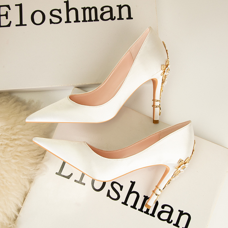 先のとがったシルクの花のヒールのクリスタルの靴,女性のための - Women Shoes Ysl のレビューと価格