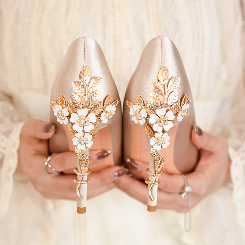 先のとがったシルクの花のヒールのクリスタルの靴,女性のための - Women Shoes Ysl のレビューと価格
