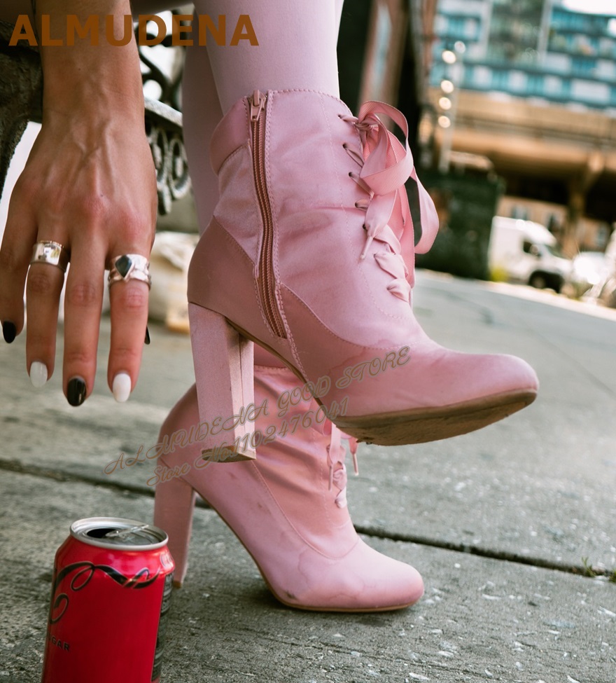 アルムデナ ピンク サテン チャンキーヒール アンクルブーツ - Ribbon Tie Heel のレビューと価格