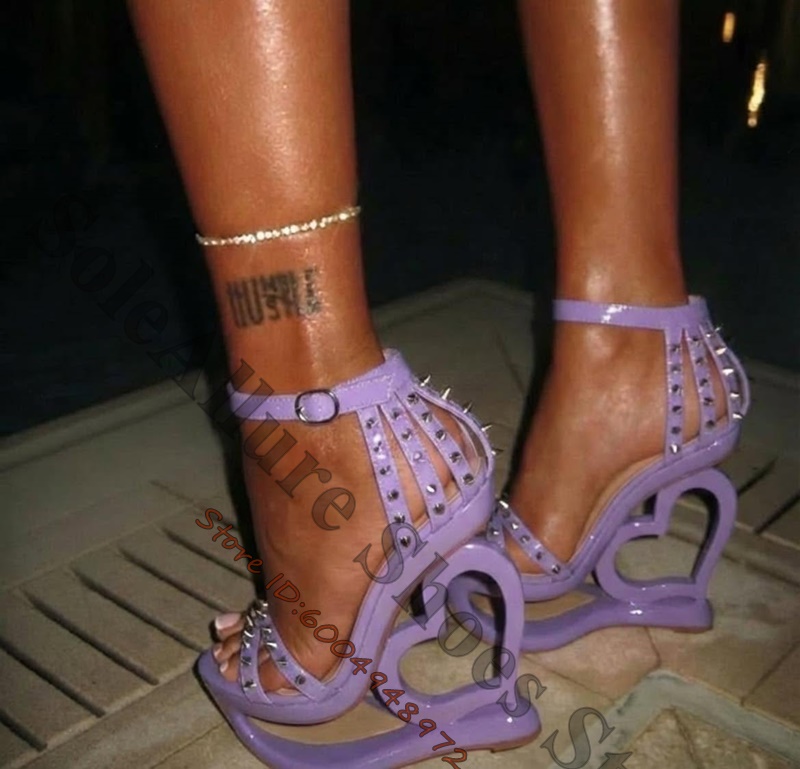 ホットピンク スパイクスタッズ ケージ型ハートカットアウト  - Metallic Heel Sandal のレビューと価格