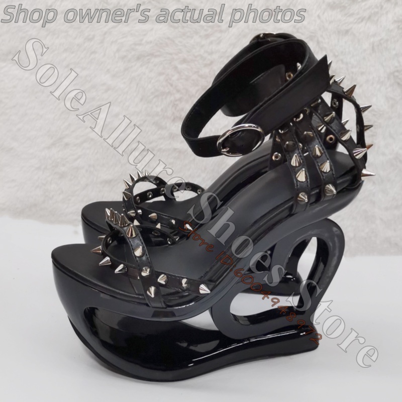 ホットピンク スパイクスタッズ ケージ型ハートカットアウト  - Metallic Heel Sandal のレビューと価格