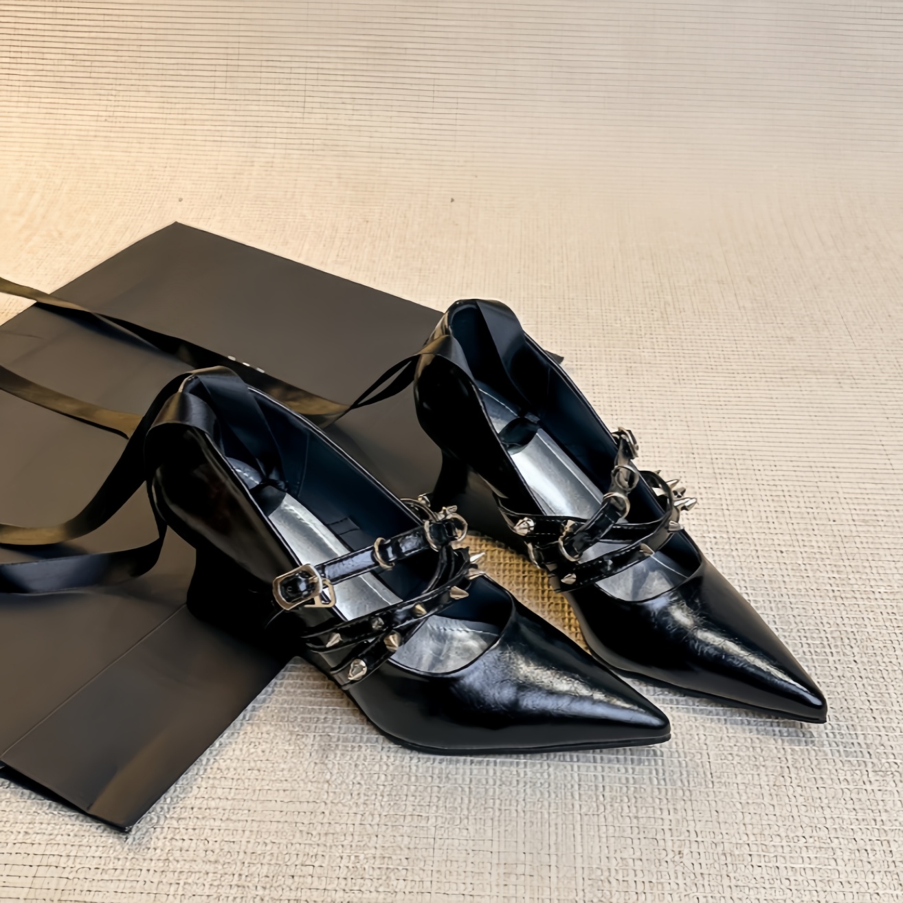女性用ブラックパテントレザーポインテッドトゥウェッジヒールス - Ribbon Tie Heel のレビューと価格